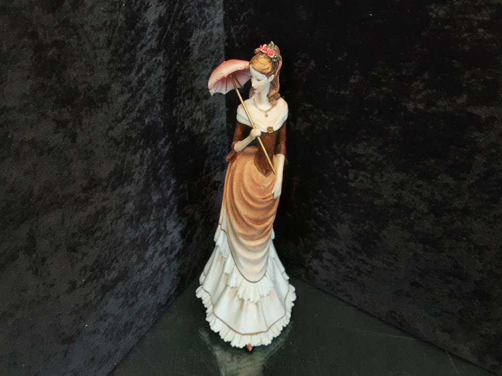 STATUETTE FEMME EN RÉSINE