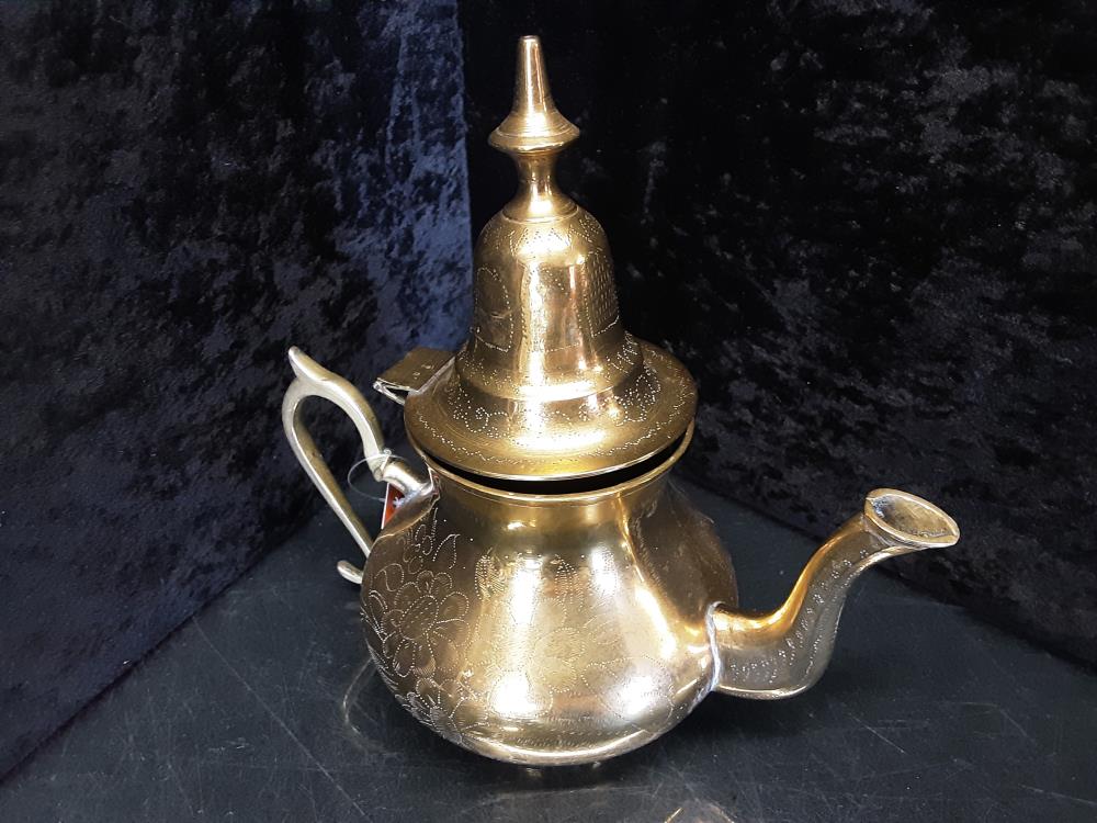 THÉIÈRE ORIENTALE EN LAITON 