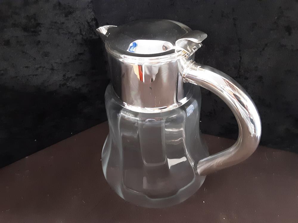 CARAFE TGM AVEC COUVERCLE ET BEC VERSEUR 