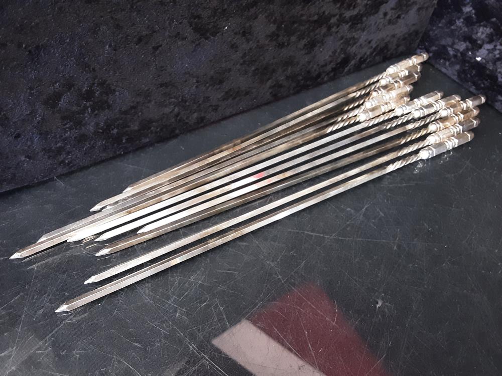 LOT DE 11 PIQUES A BROCHETTES EN M.A