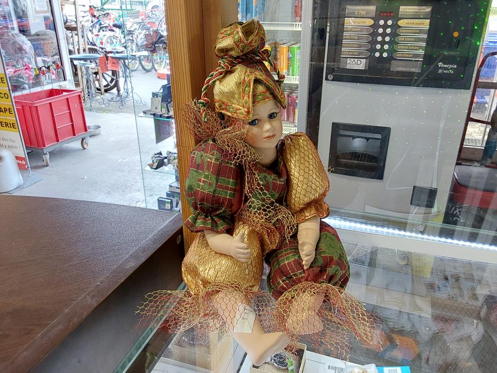 POUPEE PORCELAINE MUSICALE