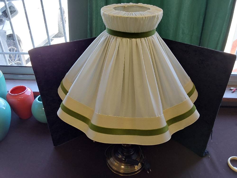 LAMPE PIED BOIS ET DORÉ ABAT JOUR BLANC ET VERT