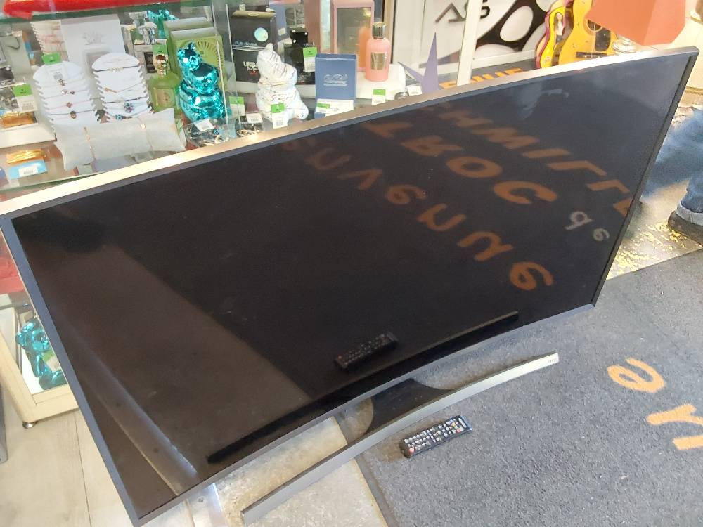 TELEVISEUR INCURVÉ 142 CM AVEC REPARTITEUR HDMI