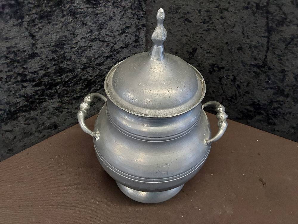 SOUPIÈRE RONDE EN ÉTAIN
