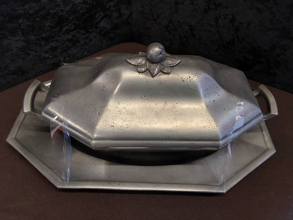 SOUPIÈRE RECTANGULAIRE EN ÉTAIN