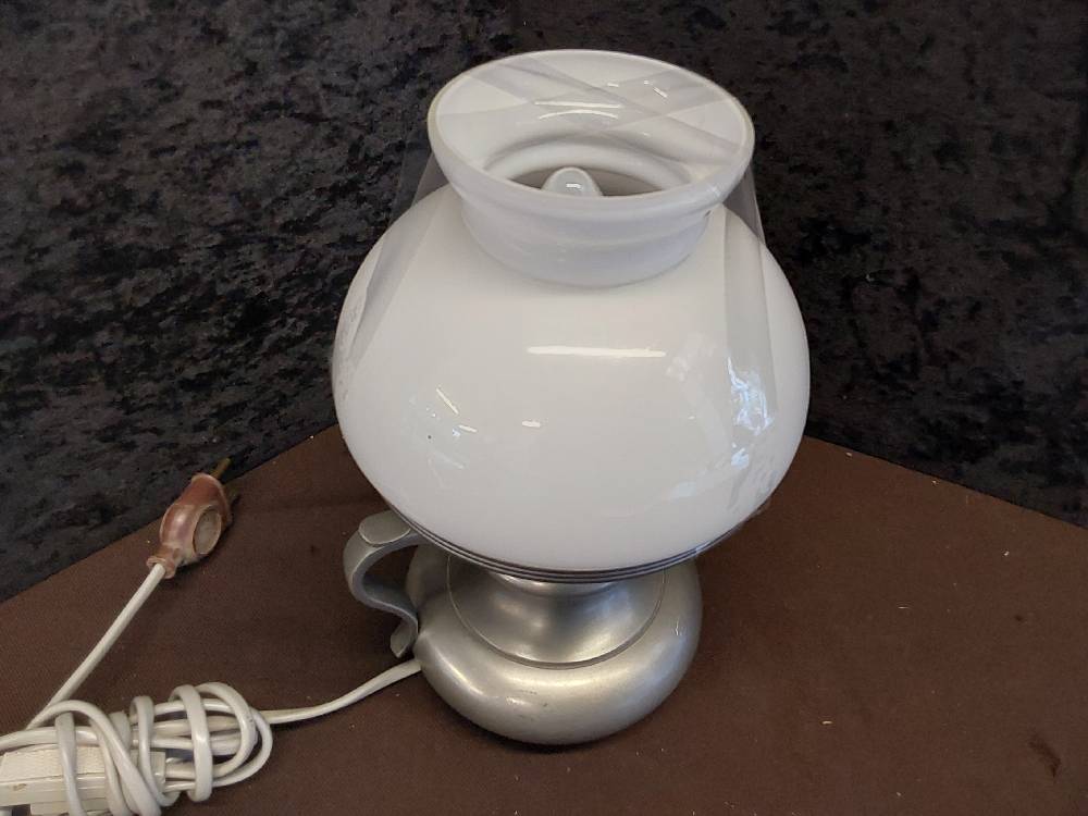 LAMPE À POSER PIED ÉTAIN AVEC VERRE OPALINE BLANCHE