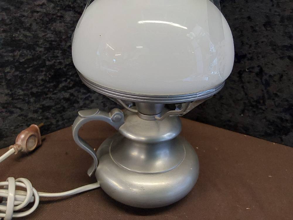 LAMPE À POSER PIED ÉTAIN AVEC VERRE OPALINE BLANCHE
