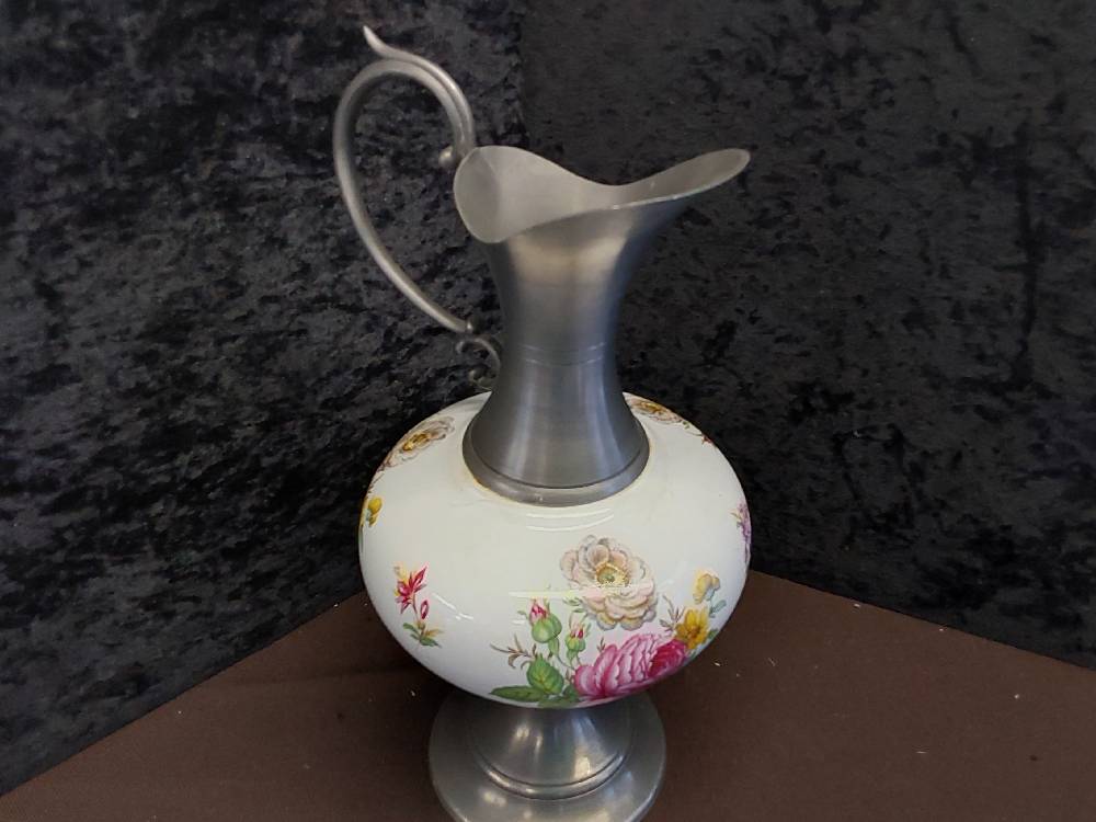 CRUCHE EN ÉTAIN ET PORCELAINE DÉCOR FLEURS