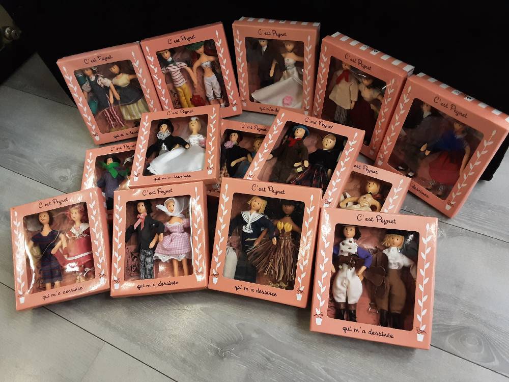 FIGURINE POUPEES DANS PETIT COFFRET DE PEYNET