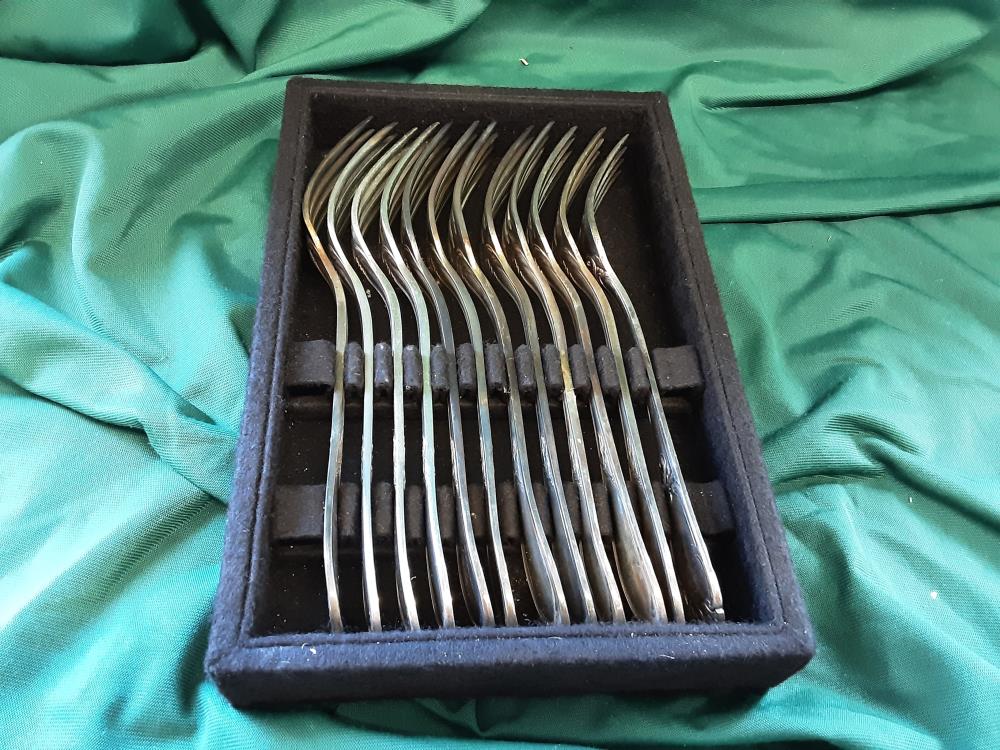 LOT DE 12 FOURCHETTES M.A