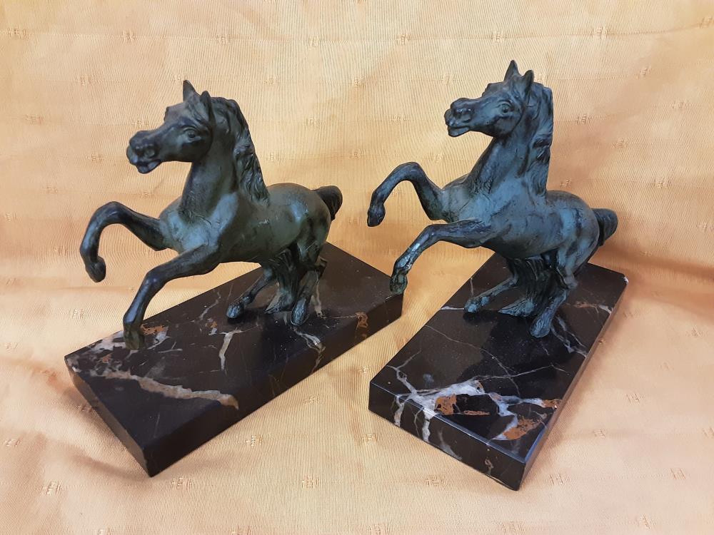 LOT DE 2 SERRE-LIVRES PIED MARBRE CHEVAL  EN REGULE