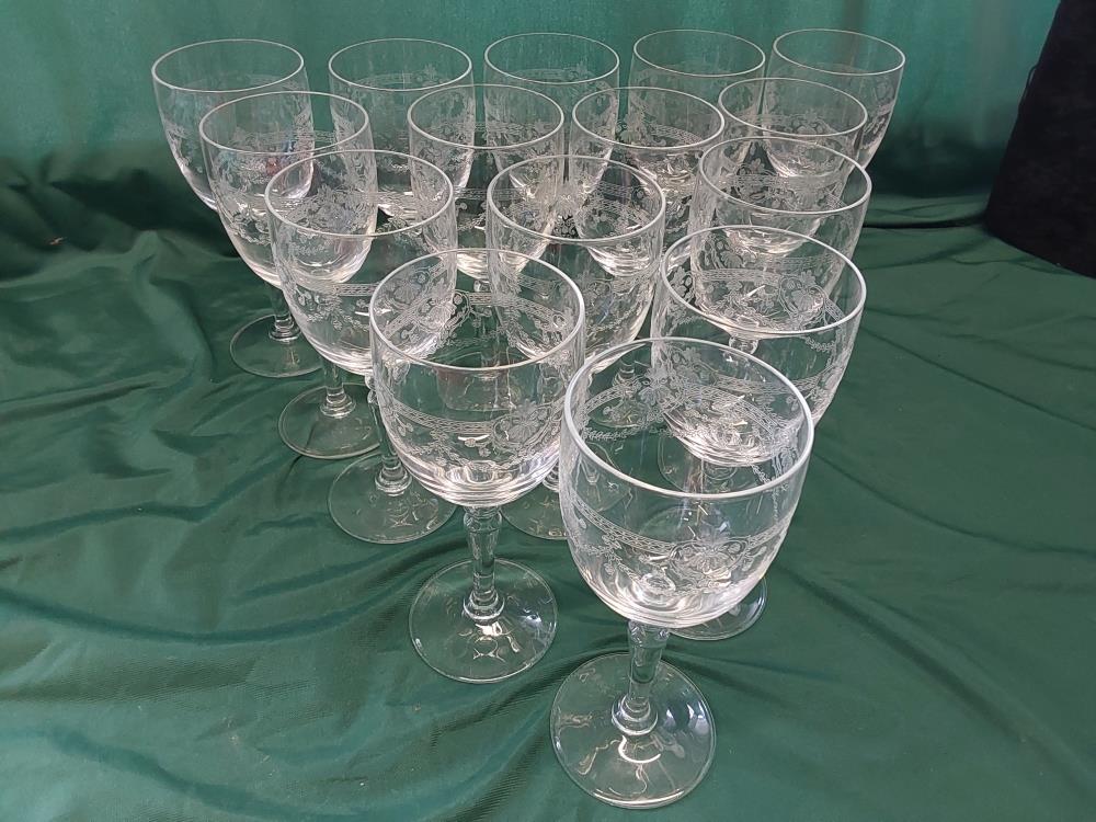 LOT DE 15 VERRES À VIN CRISTAL CISELÉ
