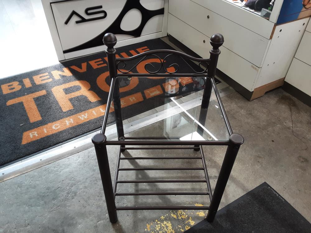 TABLE DE CHEVET PLATEAU VERRE PIEDS METAL NOIRS