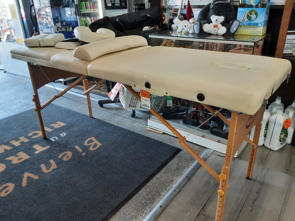 TABLE DE MASSAGE DANS HOUSSE