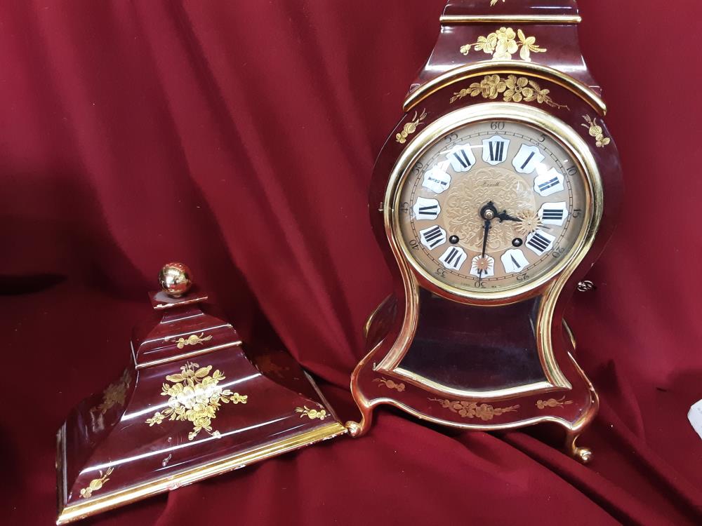 PENDULE CARTEL ZENITH ROUGE AVEC SOCLE CLEF ET BALANCIER