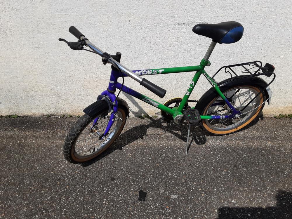 VELO ENFANT LEOKIE MAUVE ET VERT 16 POUCES