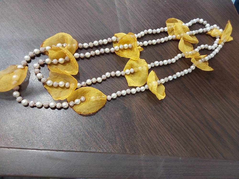 COLLIER SAUTOIRE PERLES BLANCHES ET FLEURS JAUNES EN TISSUS
