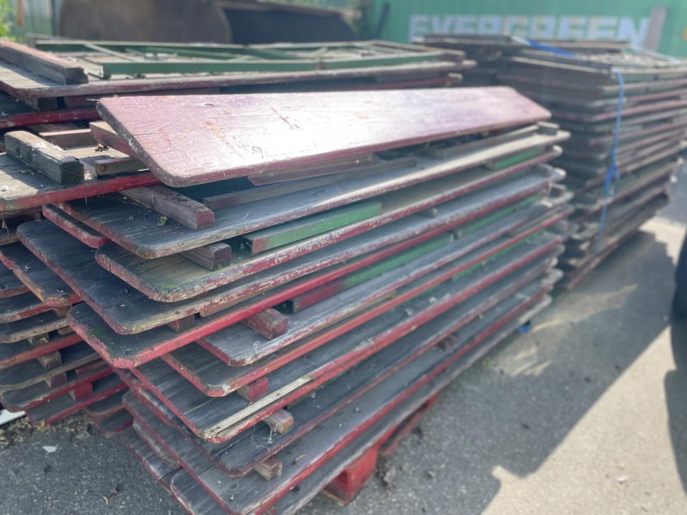 TABLE DE BRASSERIE ROUGE + 2 BANCS PLIABLES