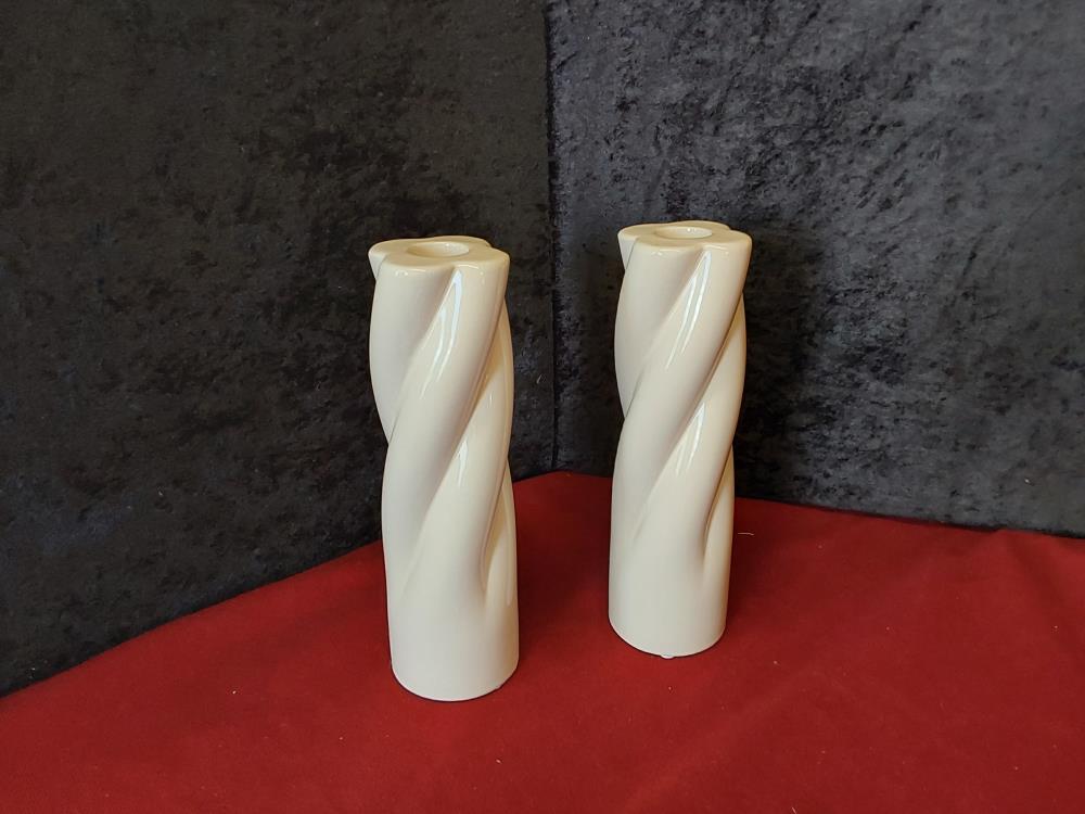 PAIRE DE BOUGEOIRS PORCELAINE BEIGE - HAUT 20CM