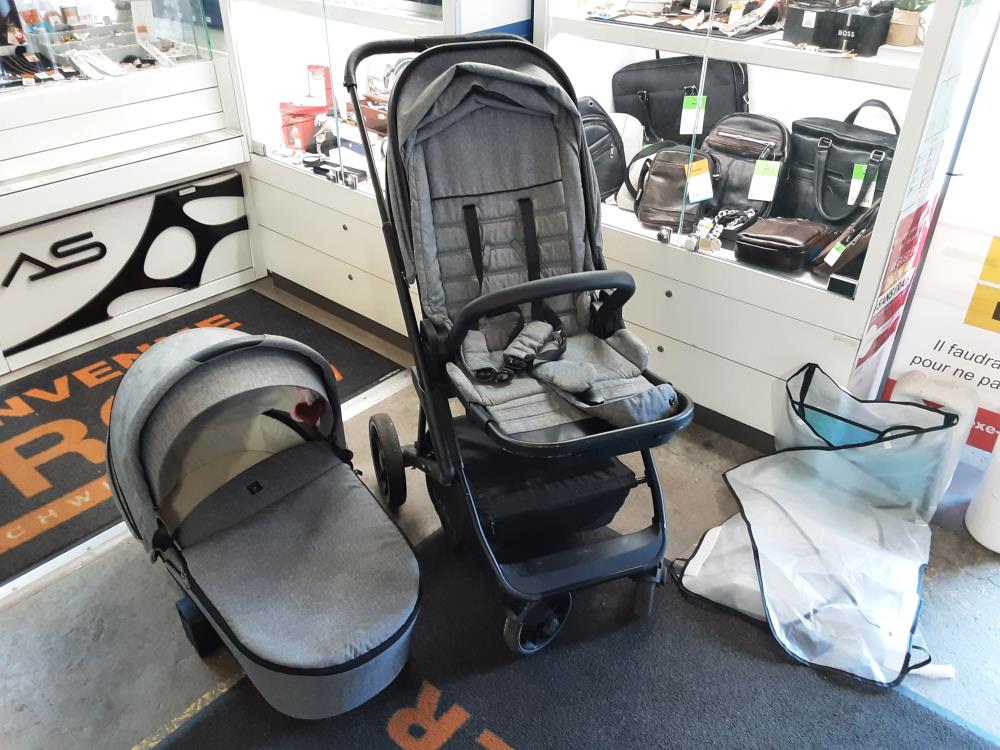 POUSSETTE 4 ROUES AVEC COSY PLUS PROTECTION PLUIE MON