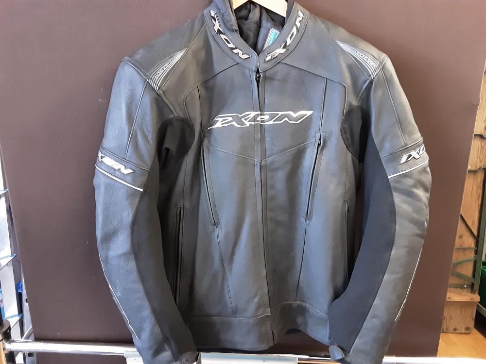 VESTE DE MOTO EN CUIR NOIR IXON TAILLE M