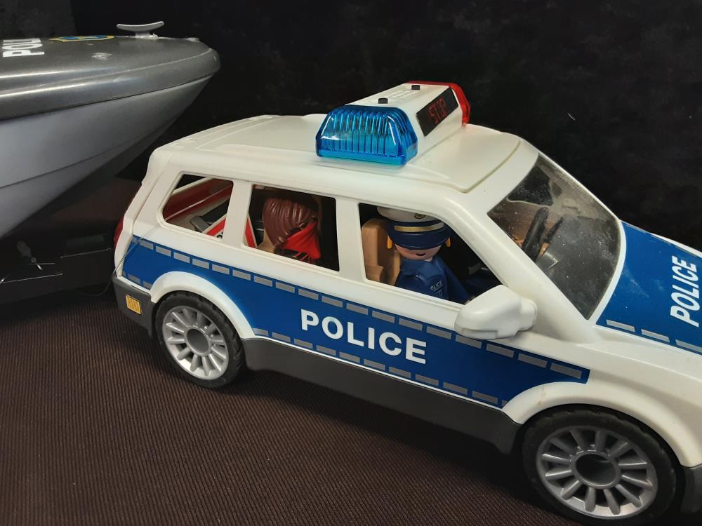 VOITURE DE POLICE AVEC BATEAU + REMORQUE  PLAYMOBIL