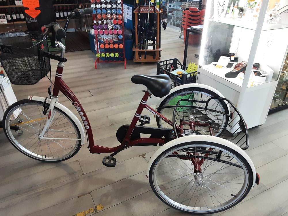 VELO A 3 ROUES LAGOON ROUGE  24 POUCES