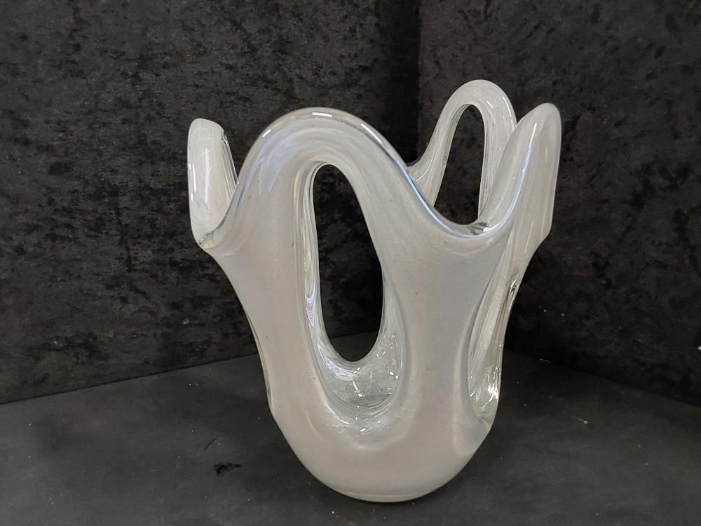 COUPELLE BLANCHE OPAQUE AJOURÉE