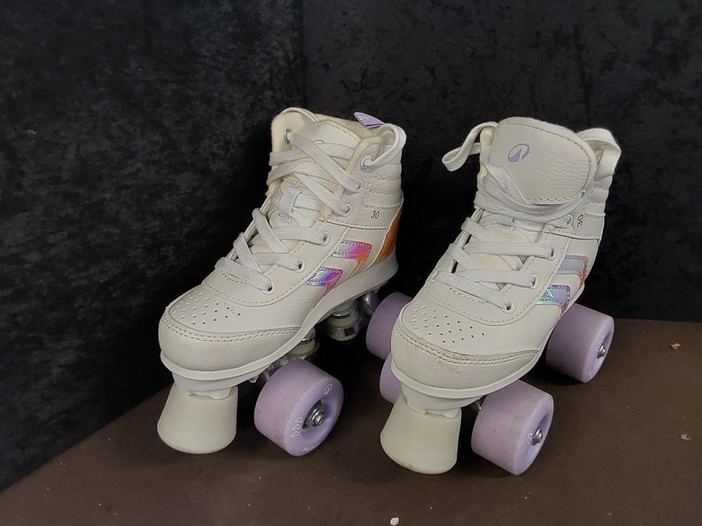 PAIRE DE ROLLER ENFANTS AVEC CASQUE ET PROTECTION 