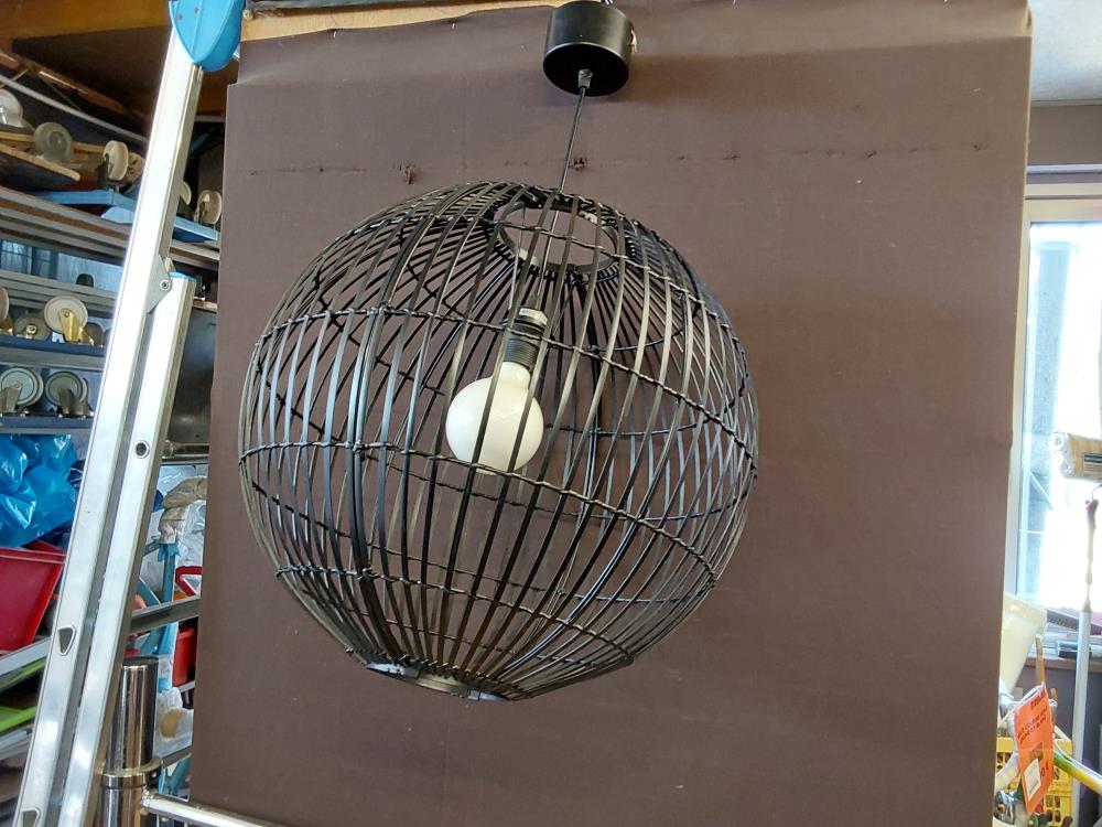 LUSTRE BOULE EN METAL GM IMITATION PAILLE NOIRE 