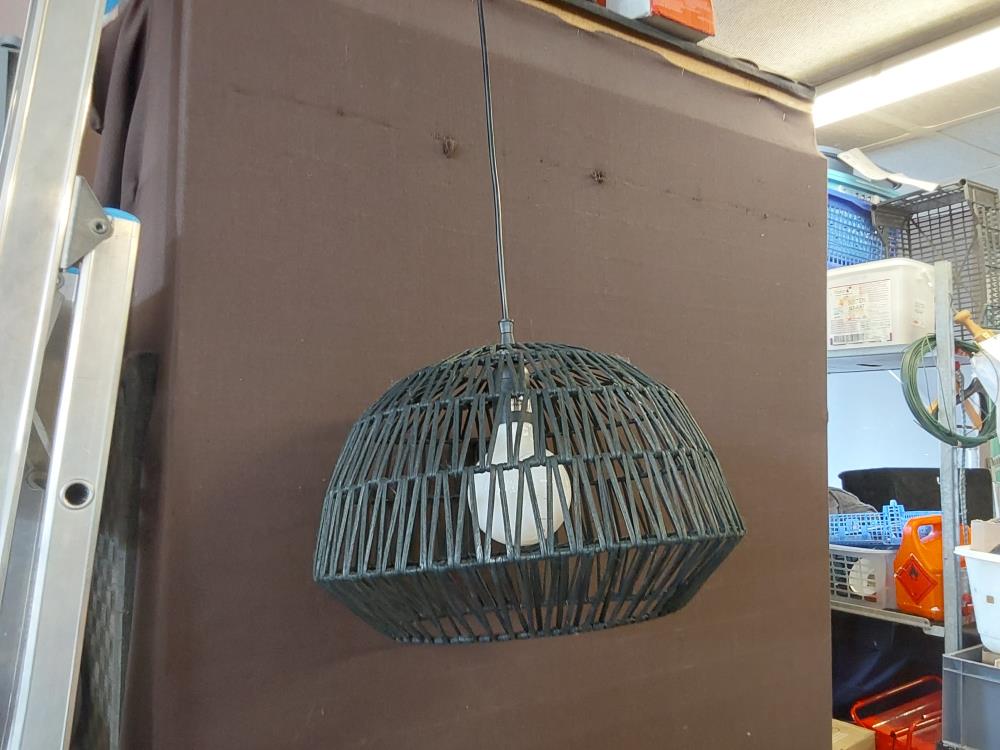 LUSTRE BOULE EN PAILLE NOIRE MM