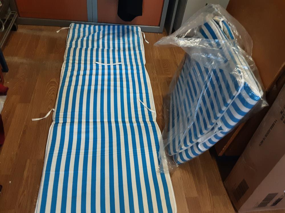 LOT 2 MATELAS PLAGE  RAYE BLEU ET BLANC