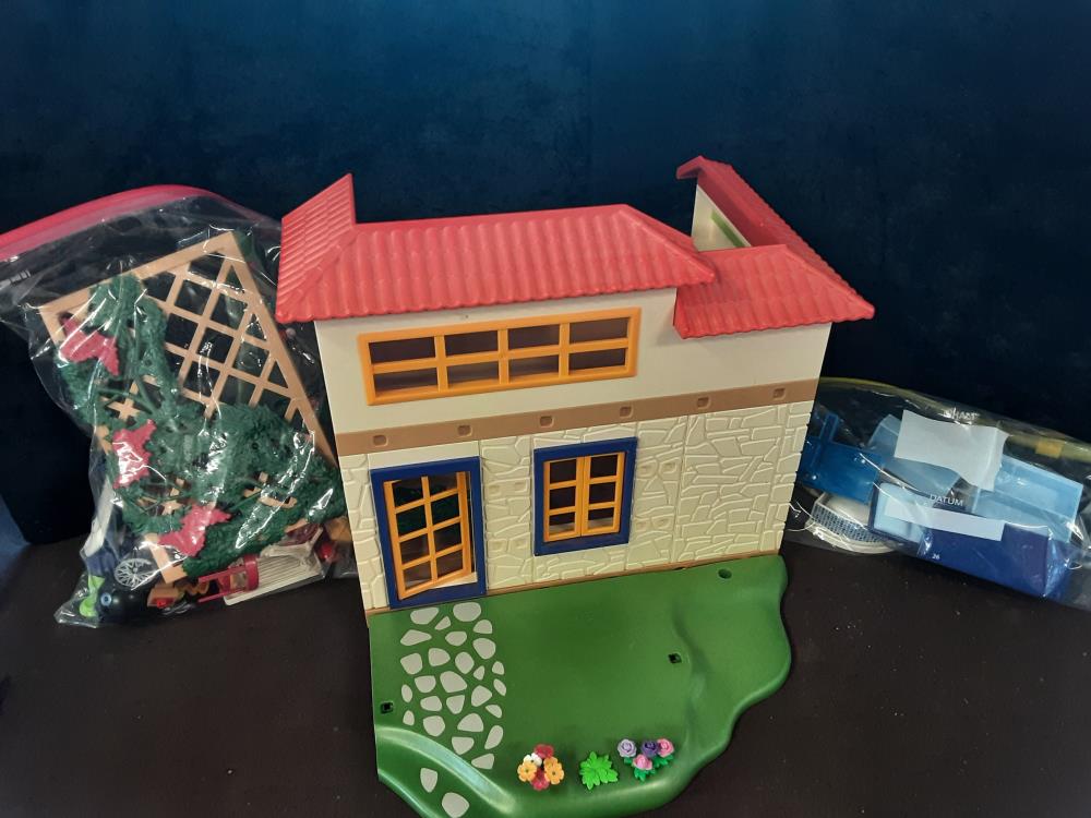 MAISON DE CAMPAGNE PLAYMOBIL AVEC ACCESSOIRES A L'INTERIEUR