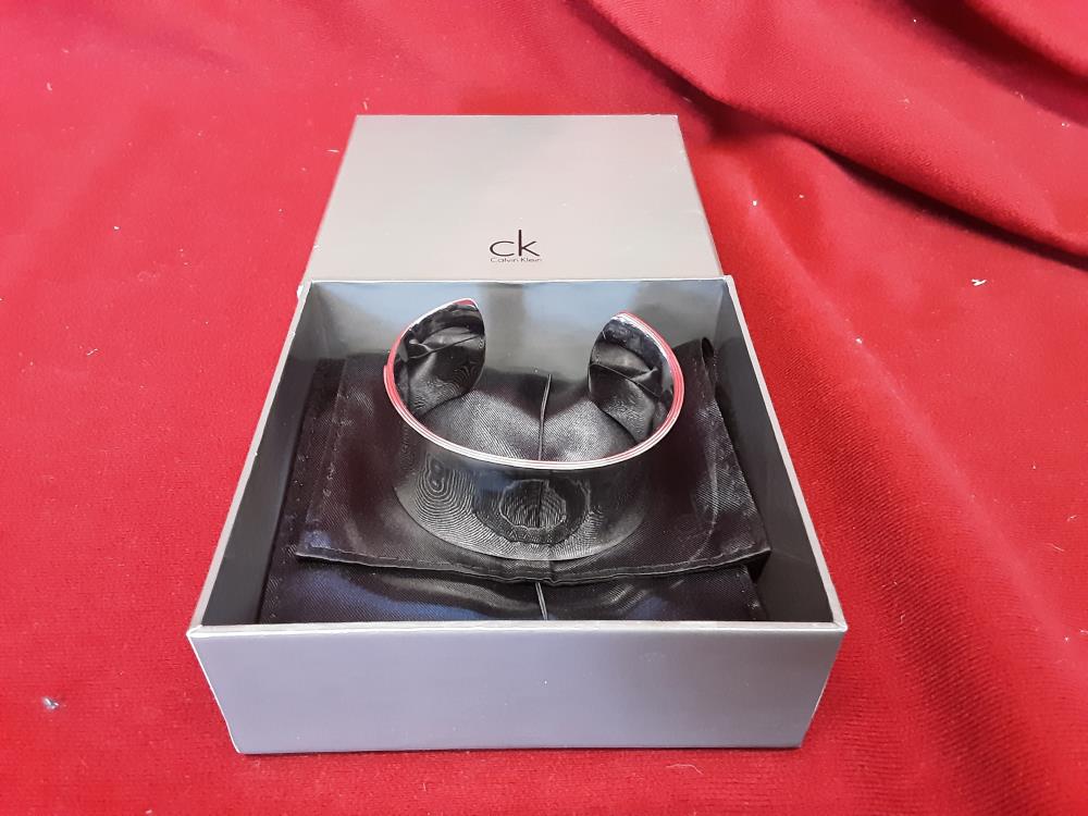 BRACELET COULEUR ARGENTE RIGIDE ET LARGE CALVIN KLEIN