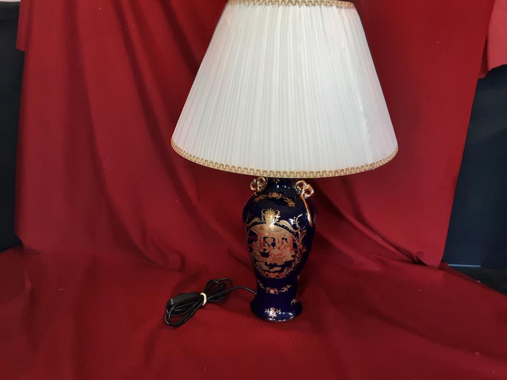LAMPE PIED BLEUE PORCELAINE DECOR OR ABAT-JOUR BEIGE