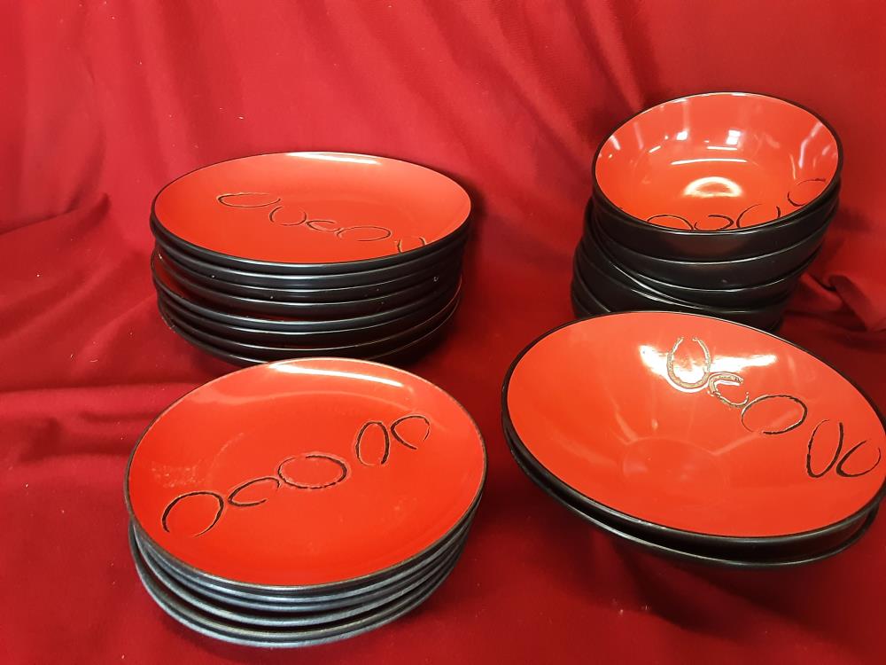 SERVICE DE TABLE ROUGE ET NOIR 24 PIECES