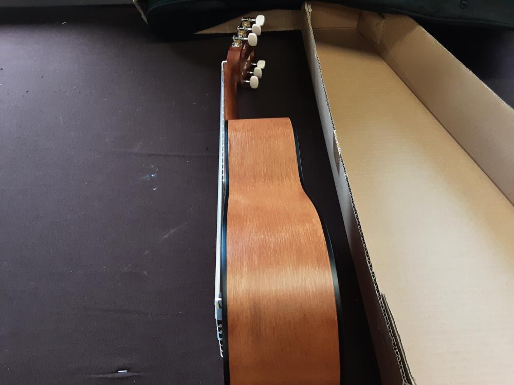 GUITALELE YAMAHA GL1 + HOUSSE NOIR