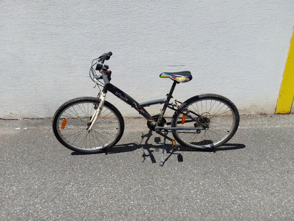 VELO BTWIN NOIR DETAILS MULTICOLORES 24 POUCES 