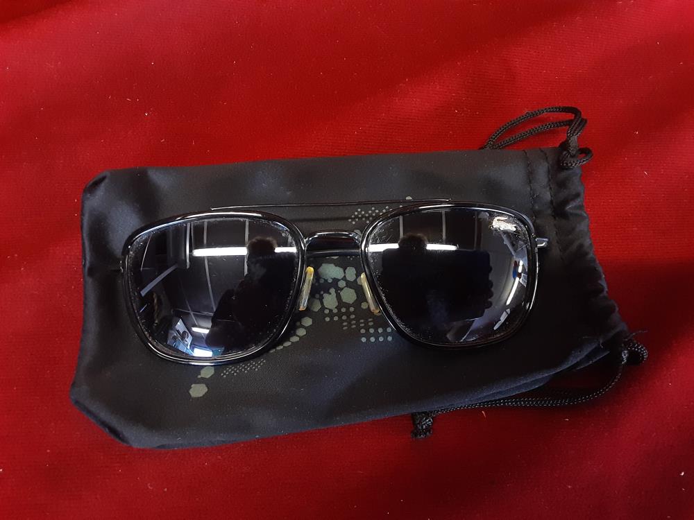 PAIRE DE LUNETTES LACOSTE
