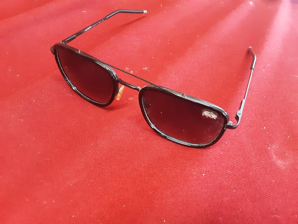 PAIRE DE LUNETTES LACOSTE