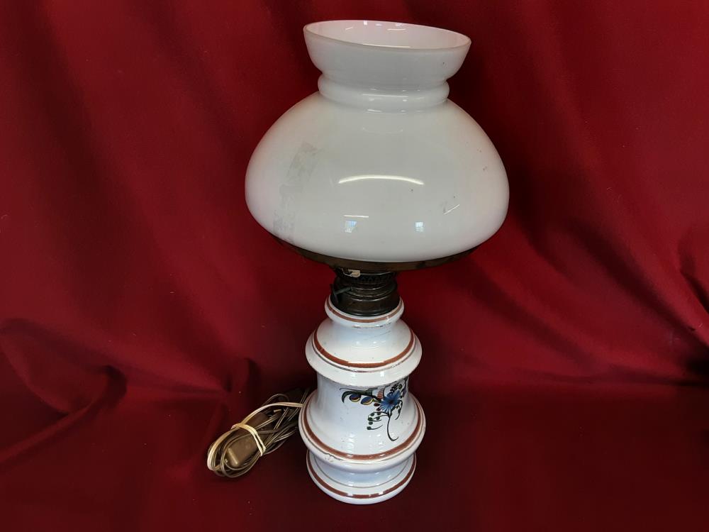 LAMPE AVEC  GLOBE BLANC