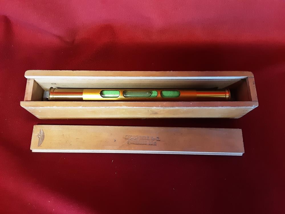COFFRET BOIS AVEC NIVEAU EN LAITON