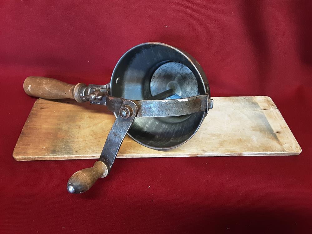 MOULIN À SPAETZLE EN BOIS ET METAL