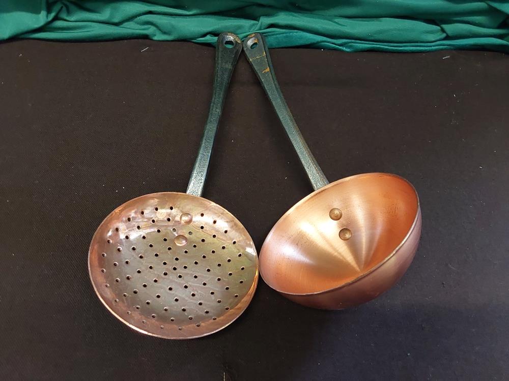 LOT DE 2 USTENSILES DE CUISINE EN CUIVRE