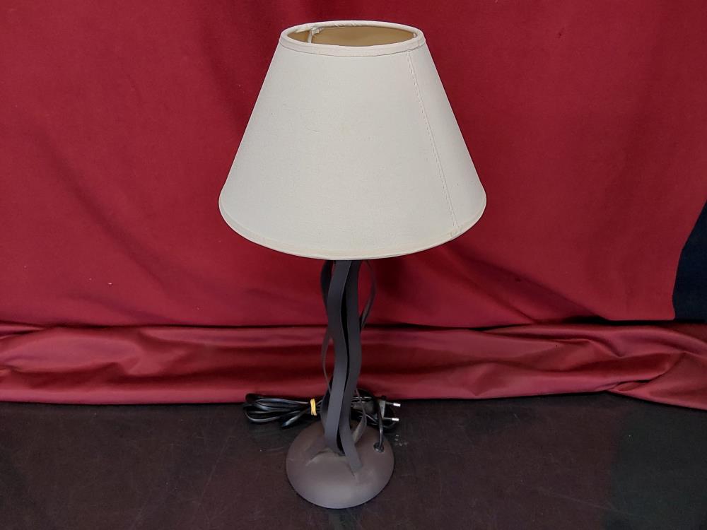 LAMPE ABAT-JOUR BLANC PIED TORSADÉ NOIR