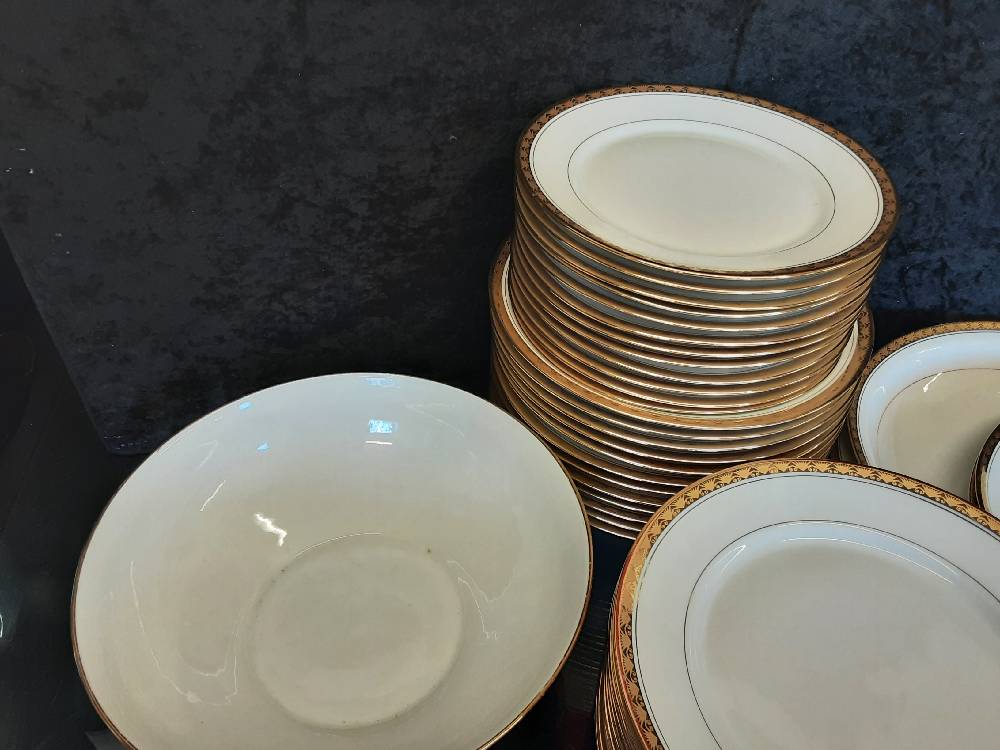 SERVICE DE TABLE PORCELAINE DE LIMOGES BORDURES DORÉES