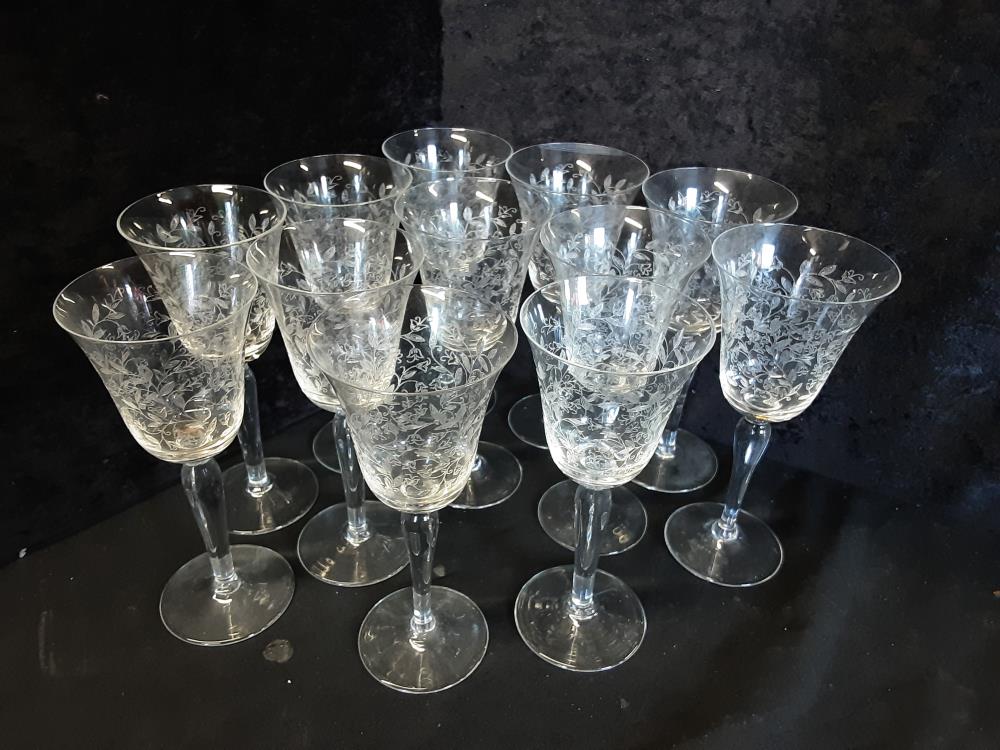 LOT DE 12 VERRES À PORTO EN CRISTAL TAILLÉ