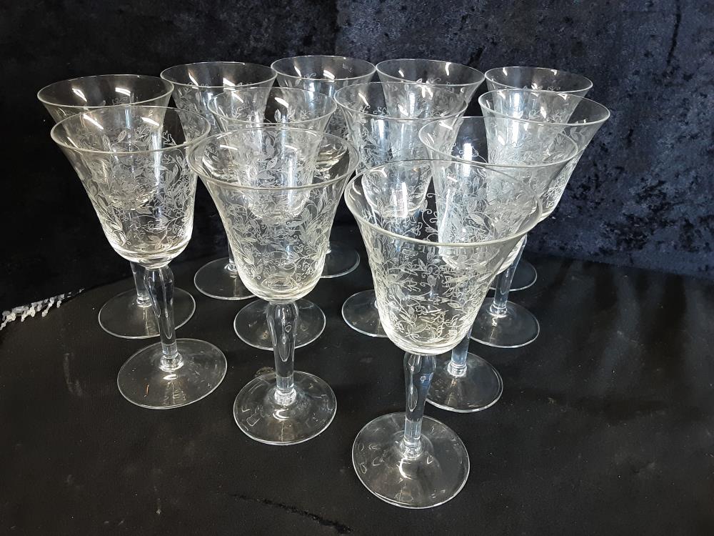 LOT DE 12 VERRES À LIQUEUR EN CRISTAL TAILLÉ