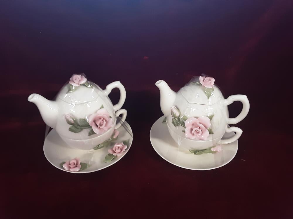 THEIERE AVEC TASSE ET SOUS TASSE DECOR FLEURS ROSES EN RELIEF ET PORCELAINE