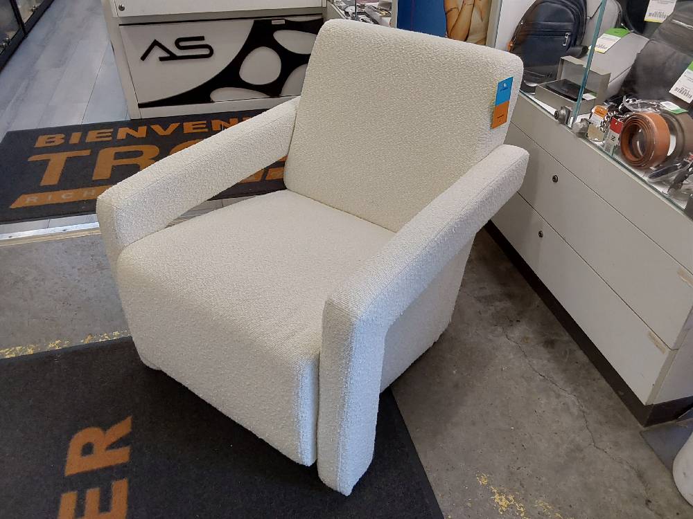 FAUTEUIL EN TISSU BOUCLETTE BLANC (134927) 2ÈME CHOIX